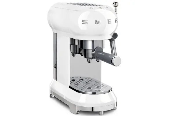 Últimas Unidades Cafetera espresso Smeg ECF01WHEU Blanco